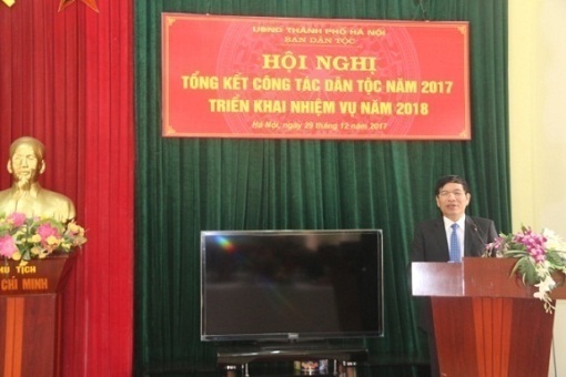 Đồng chí Nguyễn Tất Vinh, Trưởng Ban Dân tộc Thành phố  phát biểu tại Hội nghị